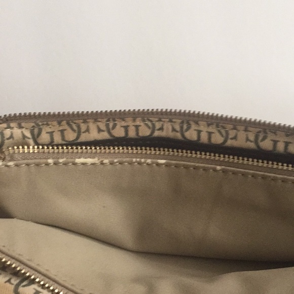 Preowned Guess women,s cross body handbag$38.00 - Picture 6 of 12